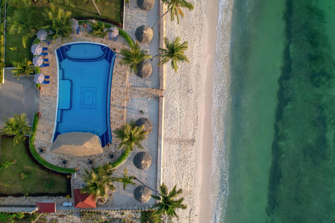Sunny Palms Beach Bungalows 6