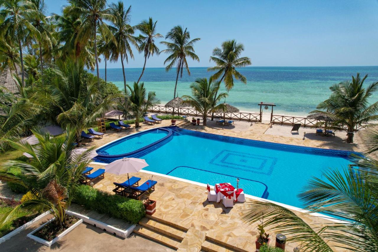 Sunny Palms Beach Bungalows 2