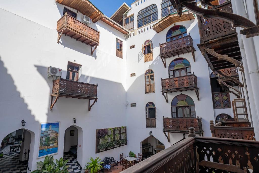 Dhow Palace Hotel 3