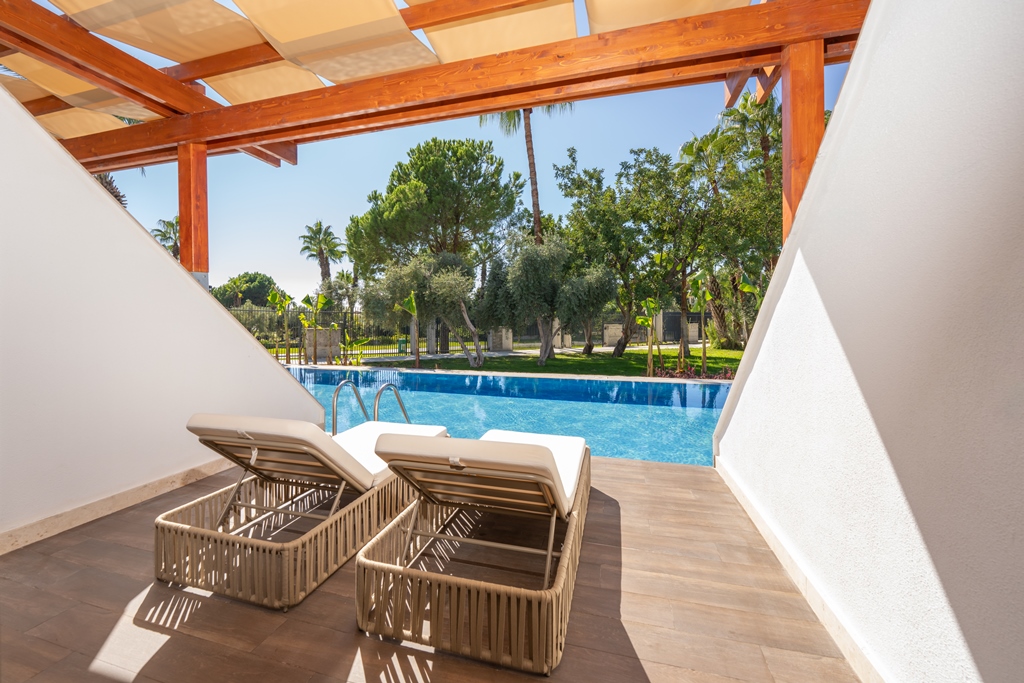 Swim Up Room 2