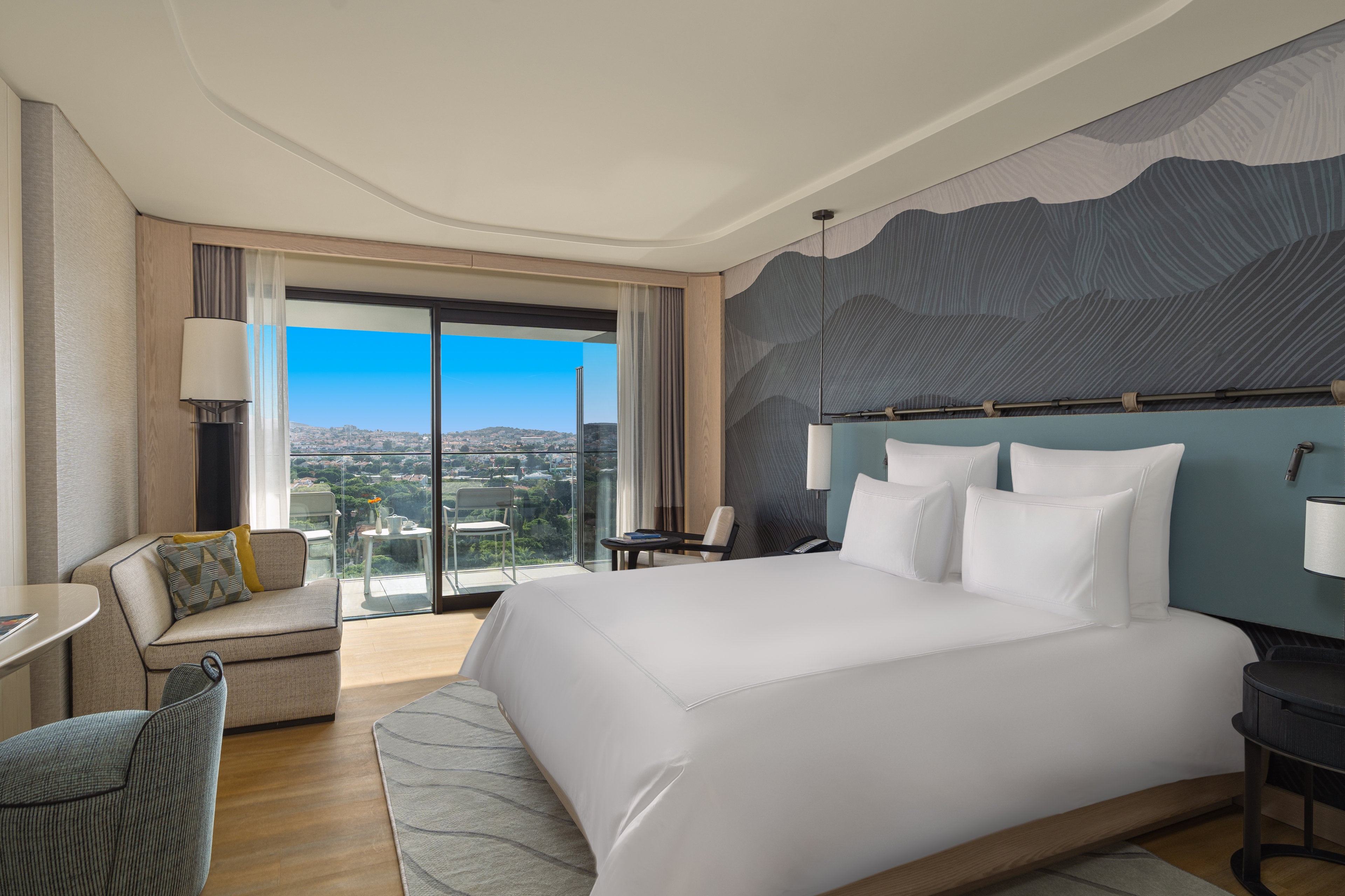 Swiss Advantage King (City View) 1