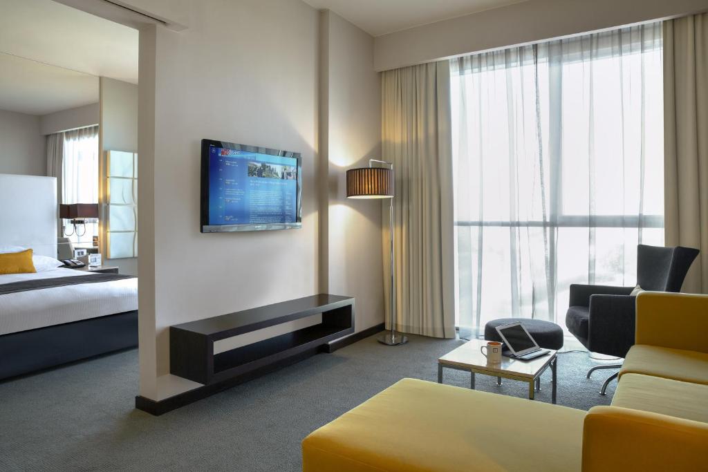 Spacious One bedroom Suite with Kitchenette 3