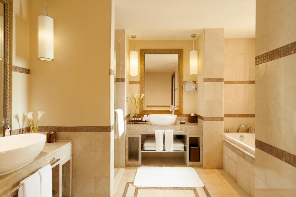Corner Jacuzzi Palm Sea View Suite 4