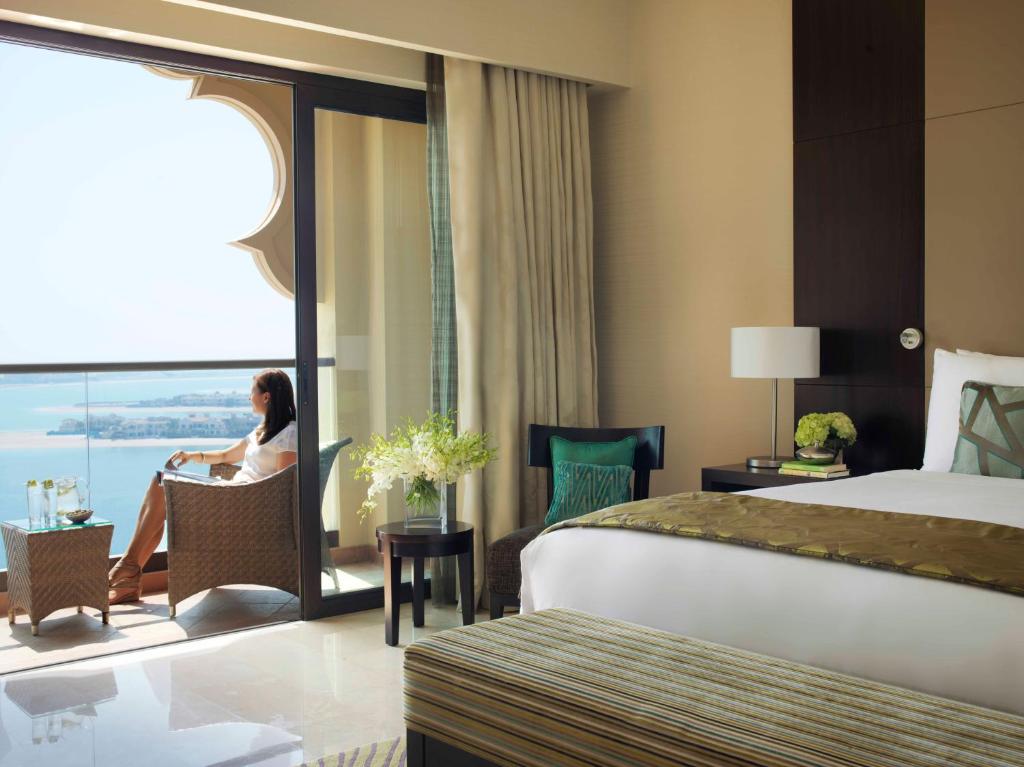 Family 2 Bedroom Corner Jacuzzi Palm Sea View Suite 1